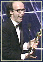 Roberto Benigni babando em cima de seu Oscar