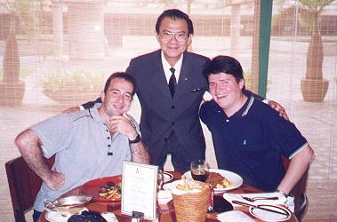 Manuel, Robert Poh e Eu (em foto de algum garom amigo)