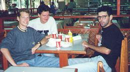 Fischmann, Eu e Pi cabulando aula na lanchonete da Poli Civil (1995 ou 1996)