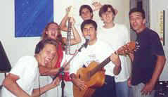 Flvio (esq.), Vilela (guitarrra), F (violo), Andr (assombrao), Coruja e Waguininho (dir.), tresloucados brothers de tantos carnavais, personagens de "A Baranga do Shopping" e "L'Avventura Notturna" (foto em Belo Horizonte, 1996)